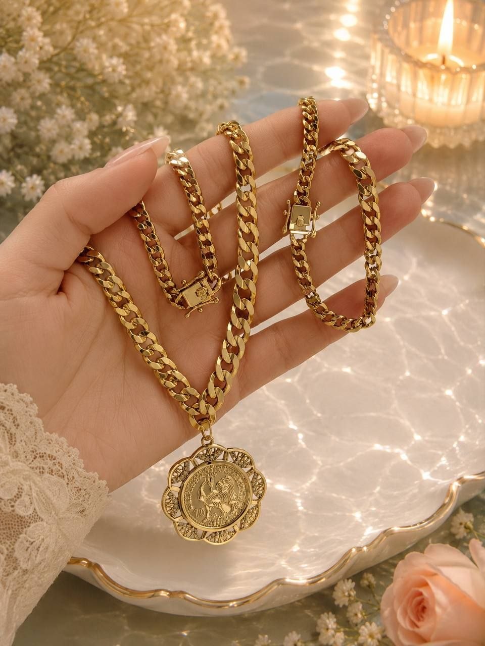قلادة كيوبان ذهبية مع بروش عملة - عرض في اليد
