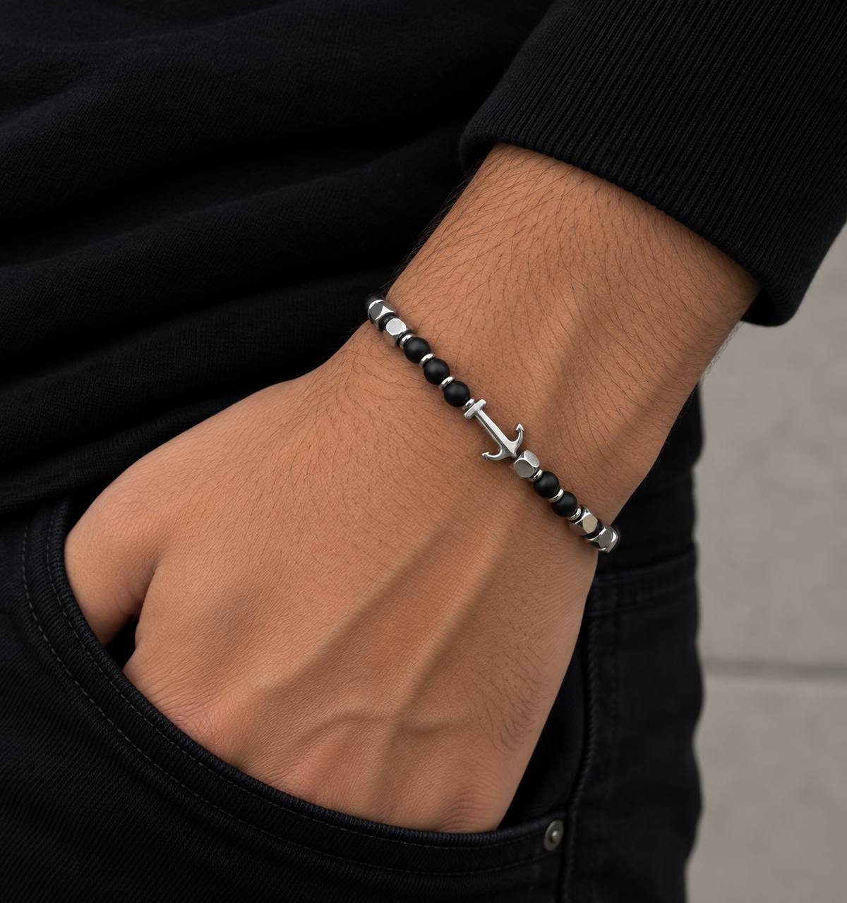 Bracelet homme perles noires et ancre en acier inoxydable porté au poignet