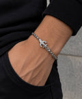 Bracelet homme chaîne maille carrée avec ancre en acier inoxydable argenté porté au poignet