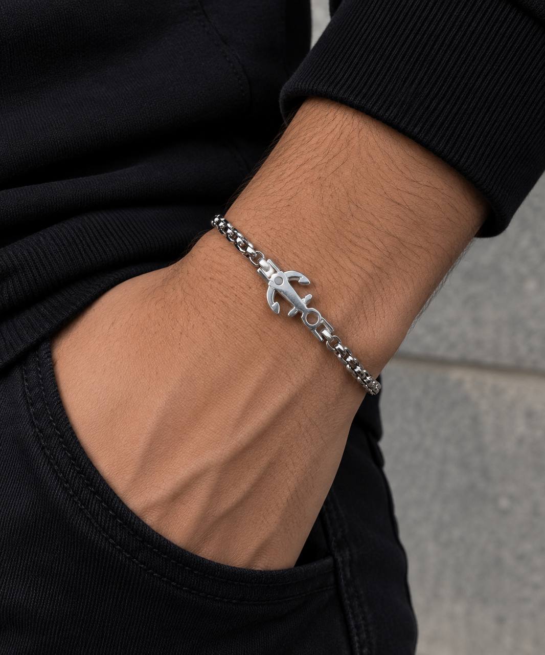 Bracelet homme chaîne maille carrée avec ancre en acier inoxydable argenté porté au poignet