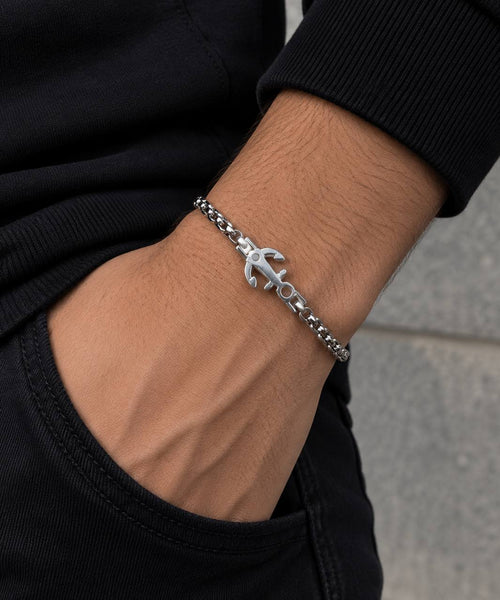 Bracelet homme chaîne maille carrée avec ancre en acier inoxydable argenté porté au poignet