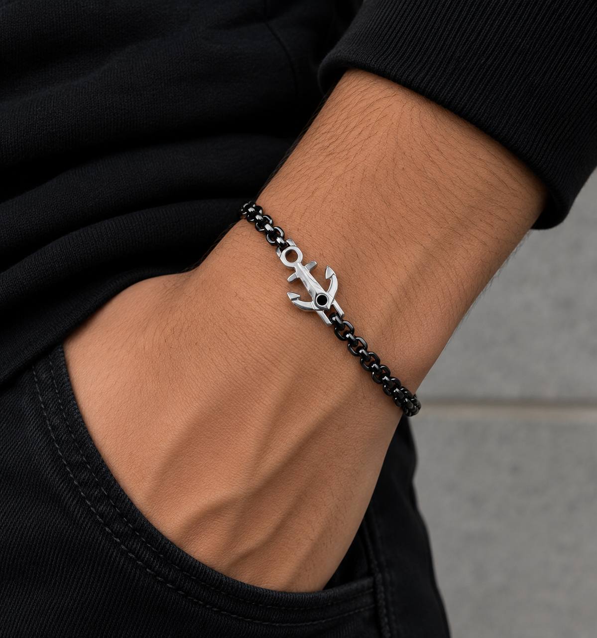 Bracelet homme chaîne noire avec ancre en acier inoxydable argenté porté au poignet