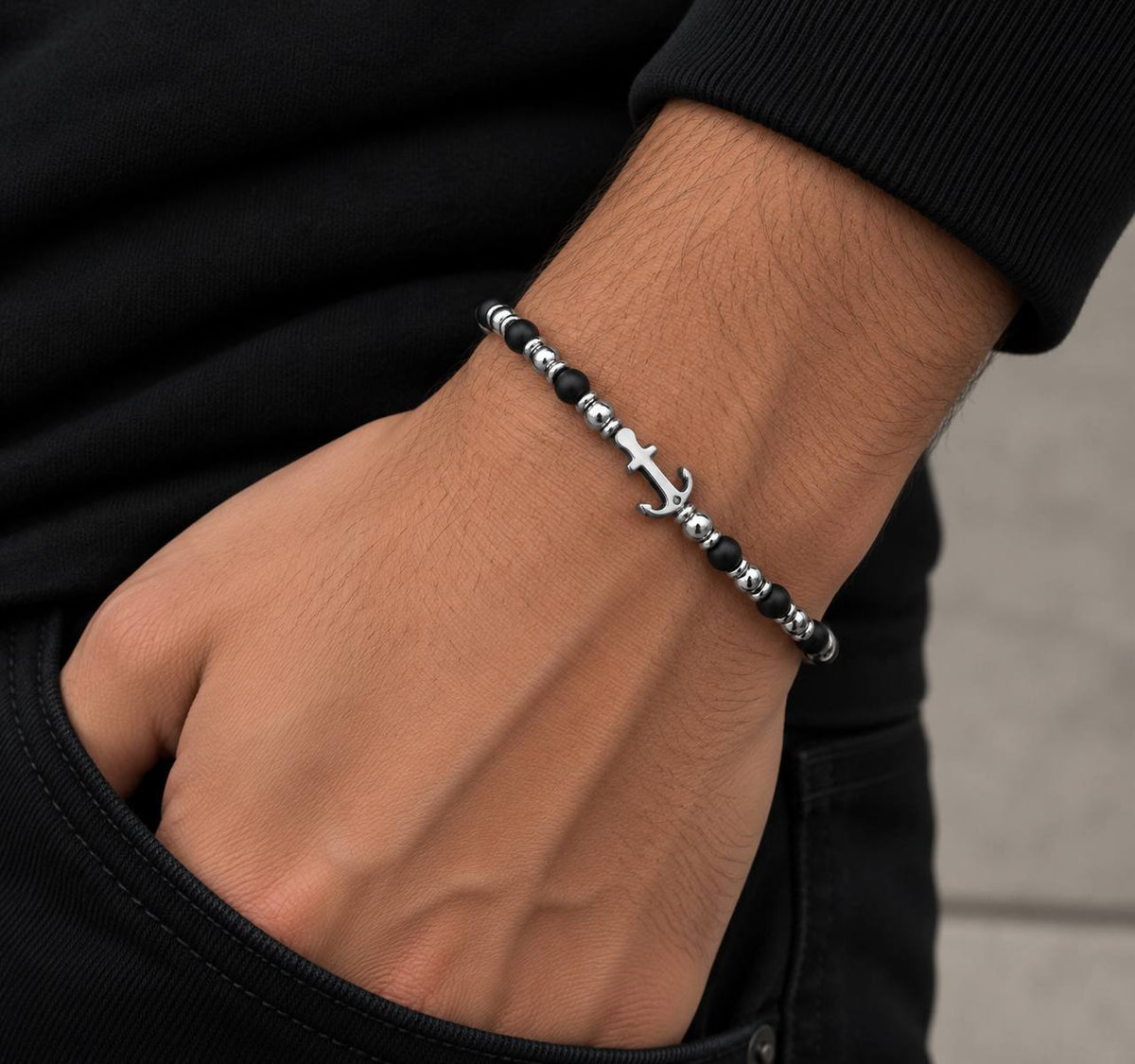 Bracelet homme perles noires et perles acier avec ancre inoxydable porté au poignet