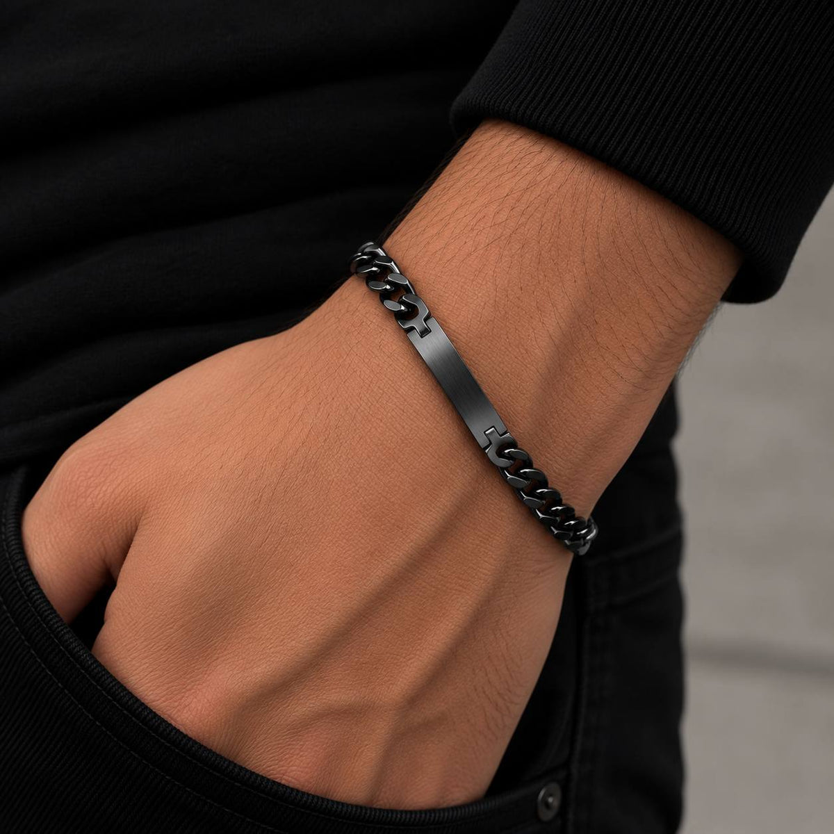 Bracelet homme ID chaîne gourmette noire avec plaque acier inoxydable porté au poignet