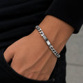 Bracelet homme ID chaîne gourmette argentée avec croix acier inoxydable porté au poignet