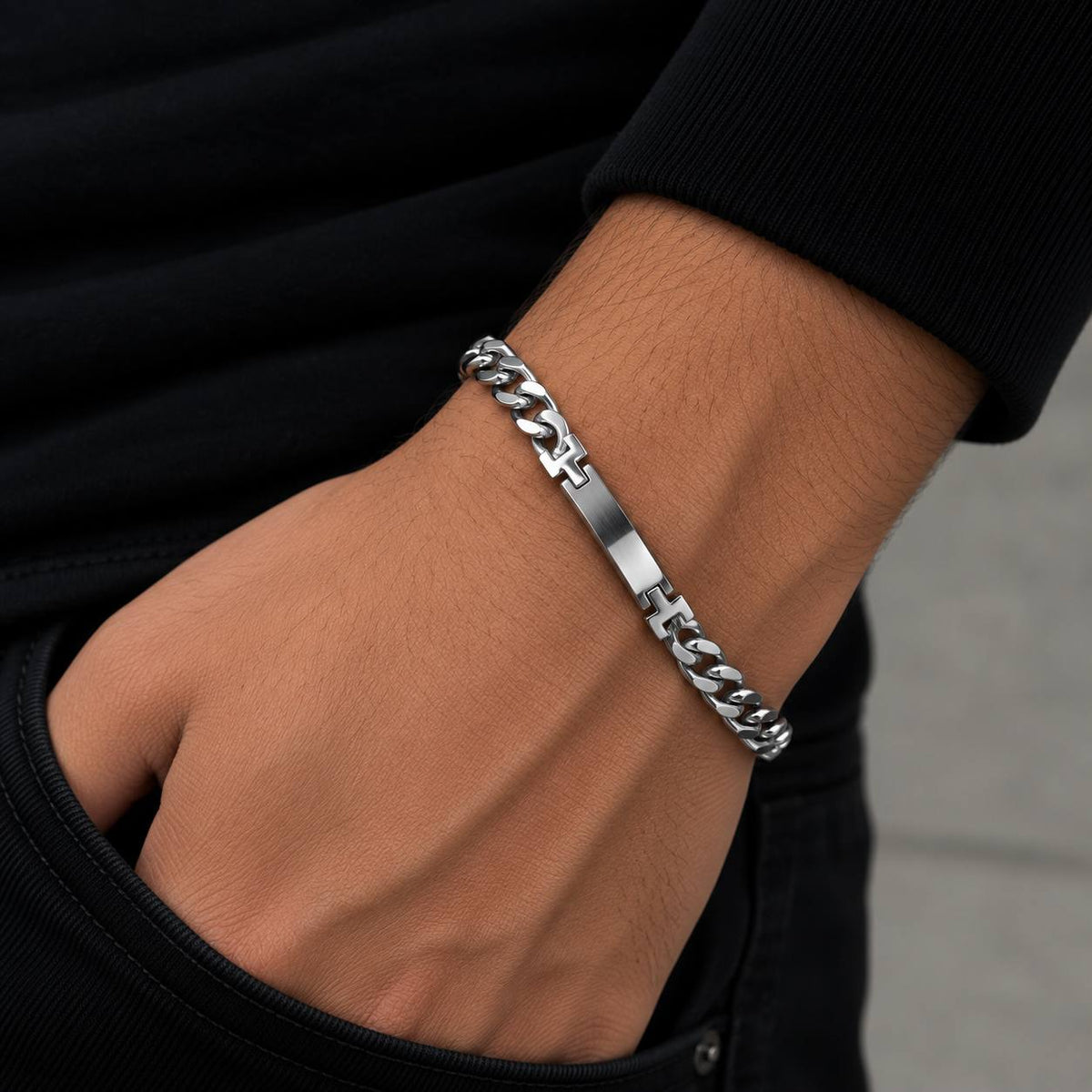Bracelet homme ID chaîne gourmette argentée avec croix acier inoxydable porté au poignet