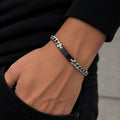 Bracelet homme ID gourmette large argentée avec croix acier inoxydable porté au poignet