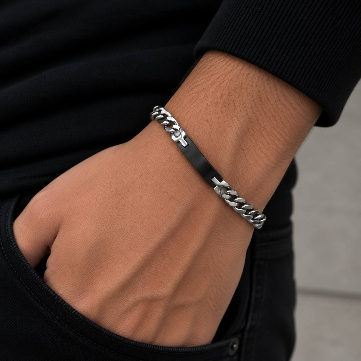 Bracelet homme ID gourmette large argentée avec croix acier inoxydable porté au poignet